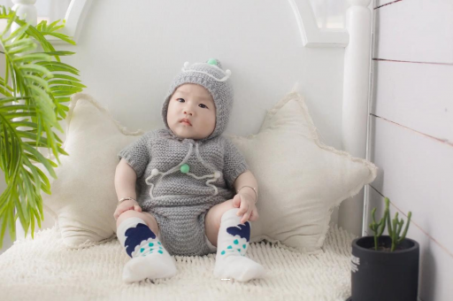 句容宝宝揉眼睛是怎么回事